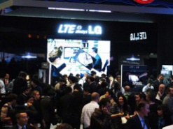 LG снова опередила Apple в США