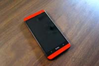 Красный HTC One на видео и фото