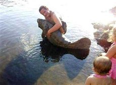 Парень, устроивший фотосессию с ламантином, удивил не только Facеbook, но и полицию