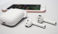 Наушники AirPods признали опасными для окружающей среды
