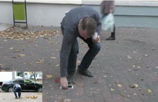 В столице Беларуси к тротуару прибили iPhone 6 Plus и понаблюдали за реакцией прохожих