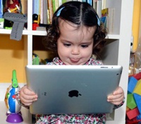 Исследование: для 10% британских младенцев первым словом стал «планшет»