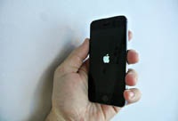 Apple обещает починить «экран смерти» в iOS 7