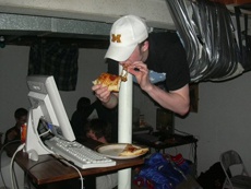 Раскрыта тайна знаменитого снимка с привязанным к потолку геймером