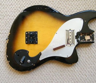 Разбитую гитару из клипа Nirvana выставили на eBay