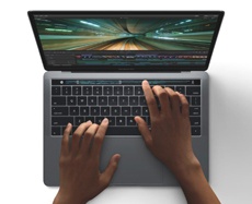 Некоторые владельцы новых MacBook Pro жалуются на проблему с жестом «Перетягивание тремя пальцами»