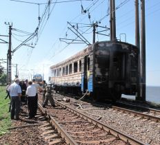 В сети появилось оперативное видео ГСЧС с пожара в электричке под Запорожьем