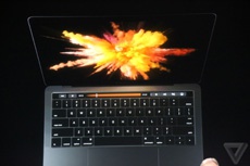 Apple представила MacBook Pro с сенсорной панелью