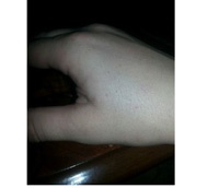 Хакер внедрил чип NFC в руку и взламывает смартфоны прохожих