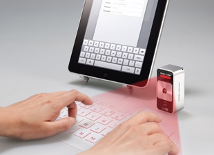 «Магический куб» спроецирует виртуальную клавиатуру на любую поверхность