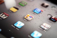 Хакеры шпионят за жертвой, проникая в круг ее общения