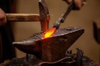 На Харьковщине полиция задержала кузнеца, продававшего мечи в Интернете