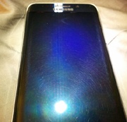 Покупатели Galaxy S6 Edge жалуются на исцарапанный экран и битые пиксели у смартфонов из коробки