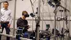 Марк Цукерберг показал прототип перчаток для виртуальной реальности