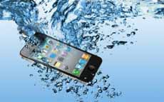 Что делать с упавшим в воду смартфоном?