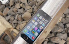 iPhone 5s проверили на прочность с помощью поезда