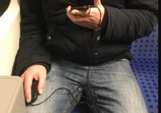 Пассажир метро со смартфоном и компьютерной мышкой озадачил Сеть