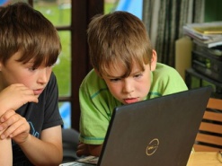 Нужно ли родителям дружить с детьми в соцсетях