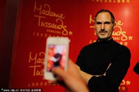 Восковой Джобс отправился в турне