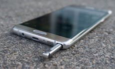 Первые покупатели Samsung Galaxy Note 7 жалуются на застревающий внутри корпуса стилус