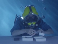 Sony Xperia Z3 распаковали под водой