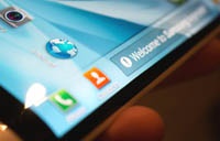 Samsung раскрыла подробности о будущем трехстороннем дисплее