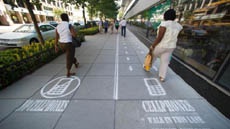 В Вашингтоне появились тротуары для людей, использующих телефоны