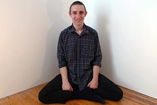 Блогер 37 дней просидел в углу и улыбался на камеру