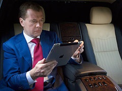 Медведев поручил снизить стоимость подключения к интернету