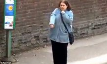 Женщина покорила YouTube танцами на остановке в ожидании автобуса