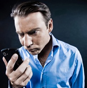 Кто безопаснее пользуется мобильником – мужчины или женщины?