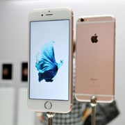 Поклонники Apple не хотят iPhone на Новый год