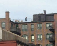 В интернете обсуждают фото следившего с крыши за взрывами в Бостоне