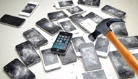 Американец в научных целях разбил молотком 30 iPhone