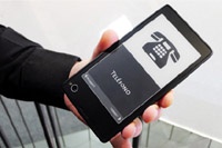 Выход российского смартфона YotaPhone c двумя дисплеями запланирован на декабрь