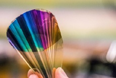 Ученые создали первые образцы гибкой полноцветной "электронной бумаги"