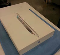 В коробке от iPad «нашлось» обручальное кольцо (Фото)