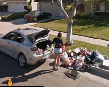 Фотохіт Google Street View: хлопець вигнав дівчину з дому з "надувною секс-собакою"