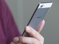 Сканер отпечатков пальцев появится только в премиум-версии Oppo R7