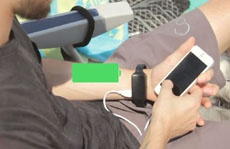 Браслет-аккумулятор позволяет заряжать смартфон в дороге
