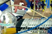 Ученые зарядили мобильный телефон мочой