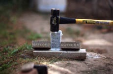 Замороженный в жидком азоте iPhone 6 Plus разбили кувалдой