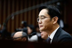 Южнокорейская прокуратура выдала ордер на арест главы Samsung по подозрению в подкупе президента