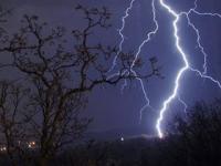 Опасный мобильник: молния попала в телефон, убив его хозяйку