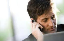 Мужчины говорят по мобильнику больше и быстрее