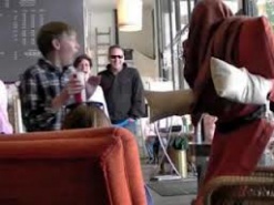Розыгрыш в кафе от Человека-стула стал хитом в Интернете