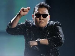Звезда YouTube рэпер PSY представляет себя лошадью из-за Gangnam Style