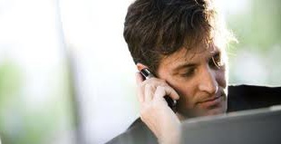 Мужчины говорят по мобильнику больше и быстрее