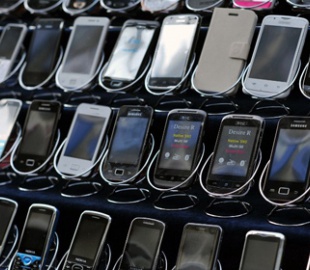 Продажи мобильников упали впервые с 2009 года