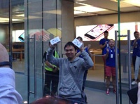 Первый покупатель iPhone 5S доволен своим смартфоном